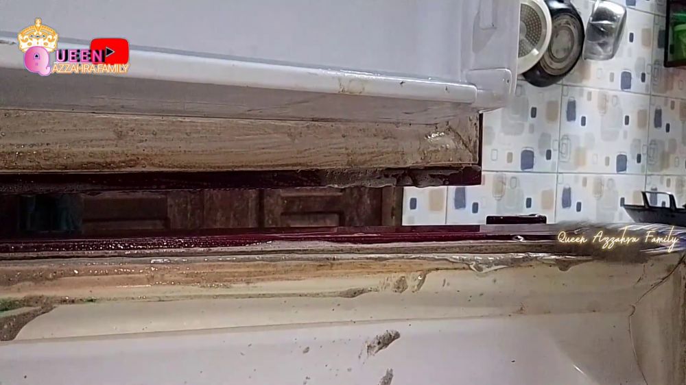 Tak perlu pakai baking soda, cara bersihkan karet kulkas berjamur hitam ini bikin magnetnya rapat lagi