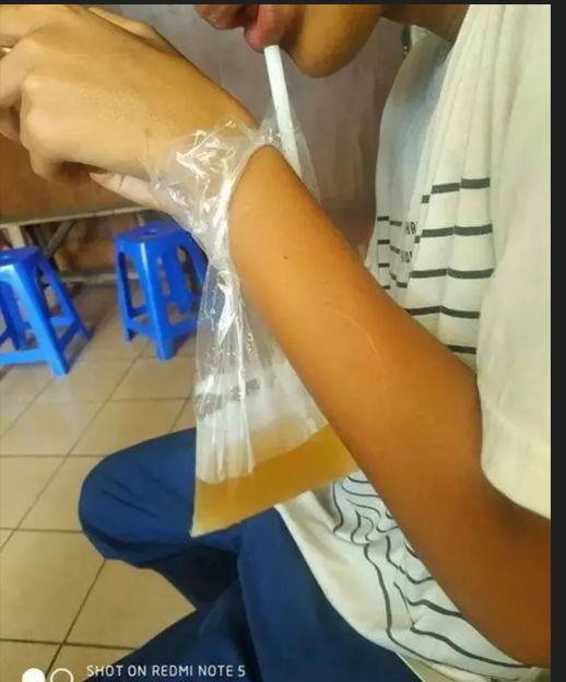 Potret nyeleneh orang menikmati es teh 1cak.com Potret nyeleneh orang menikmati es teh 1cak.com