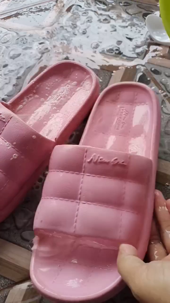 Sandal karet buluk dan kusam? Ini trik mencucinya agar kinclong lagi seperti baru pakai 1 bahan dapur