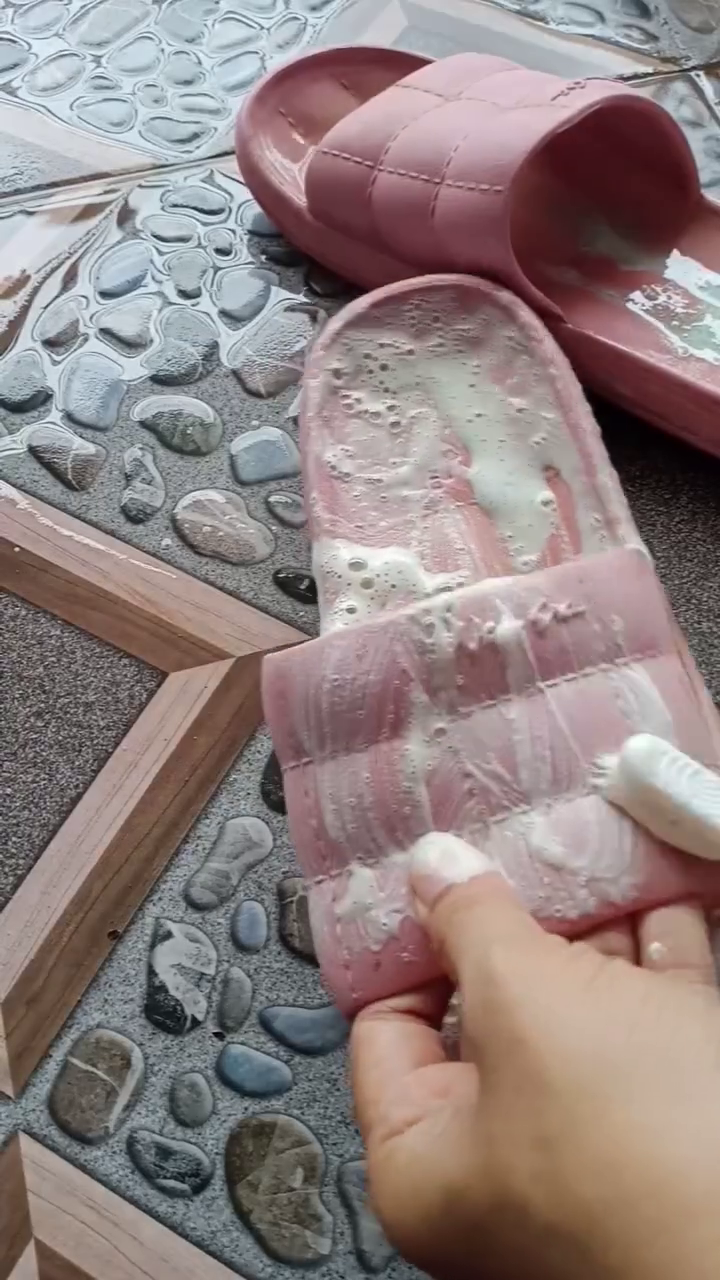 Sandal karet buluk dan kusam? Ini trik mencucinya agar kinclong lagi seperti baru pakai 1 bahan dapur