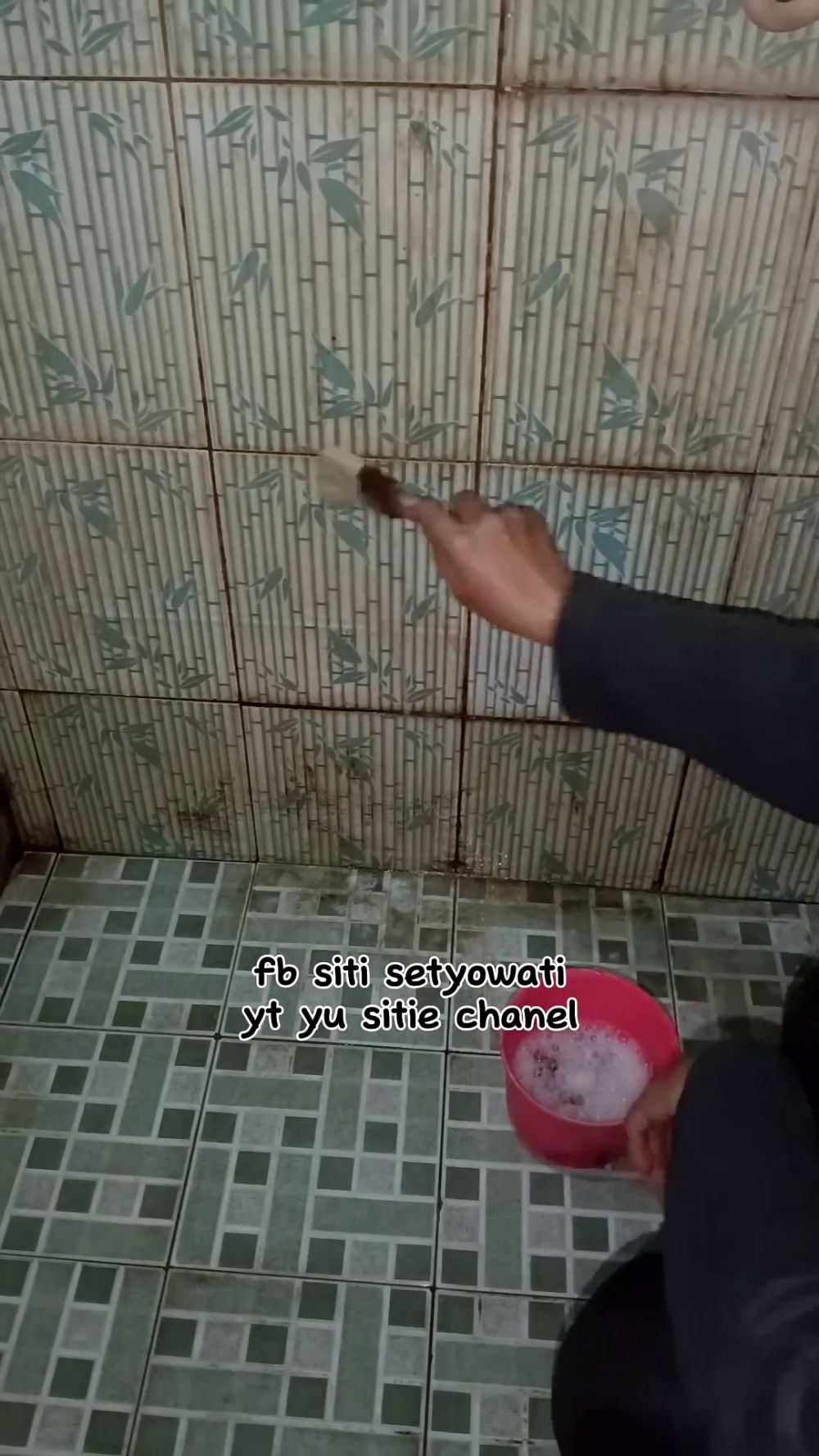 Pakai 1 bahan dapur, cara bersihkan keramik kamar mandi ini bikin kerak terhempas dalam sekali usap