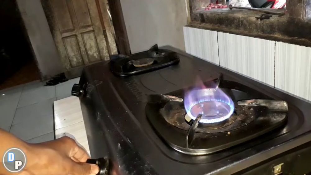Tanpa bongkar regulator, begini trik mengatasi kompor gas tak menyala usai ganti tabung baru