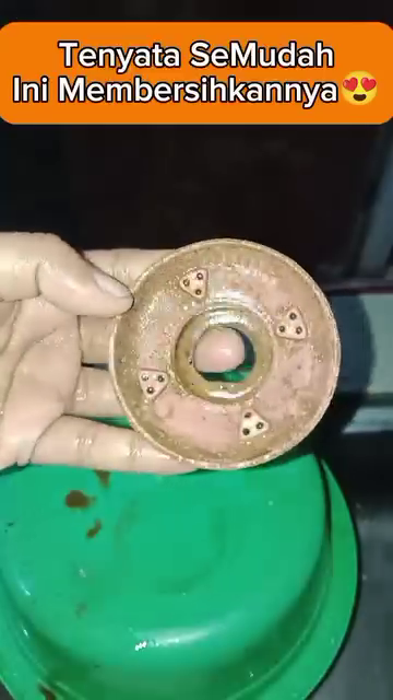 Bukan direbus, cara bersihkan burner kompor gas menghitam agar kuning cerah pakai 2 bahan sederhana