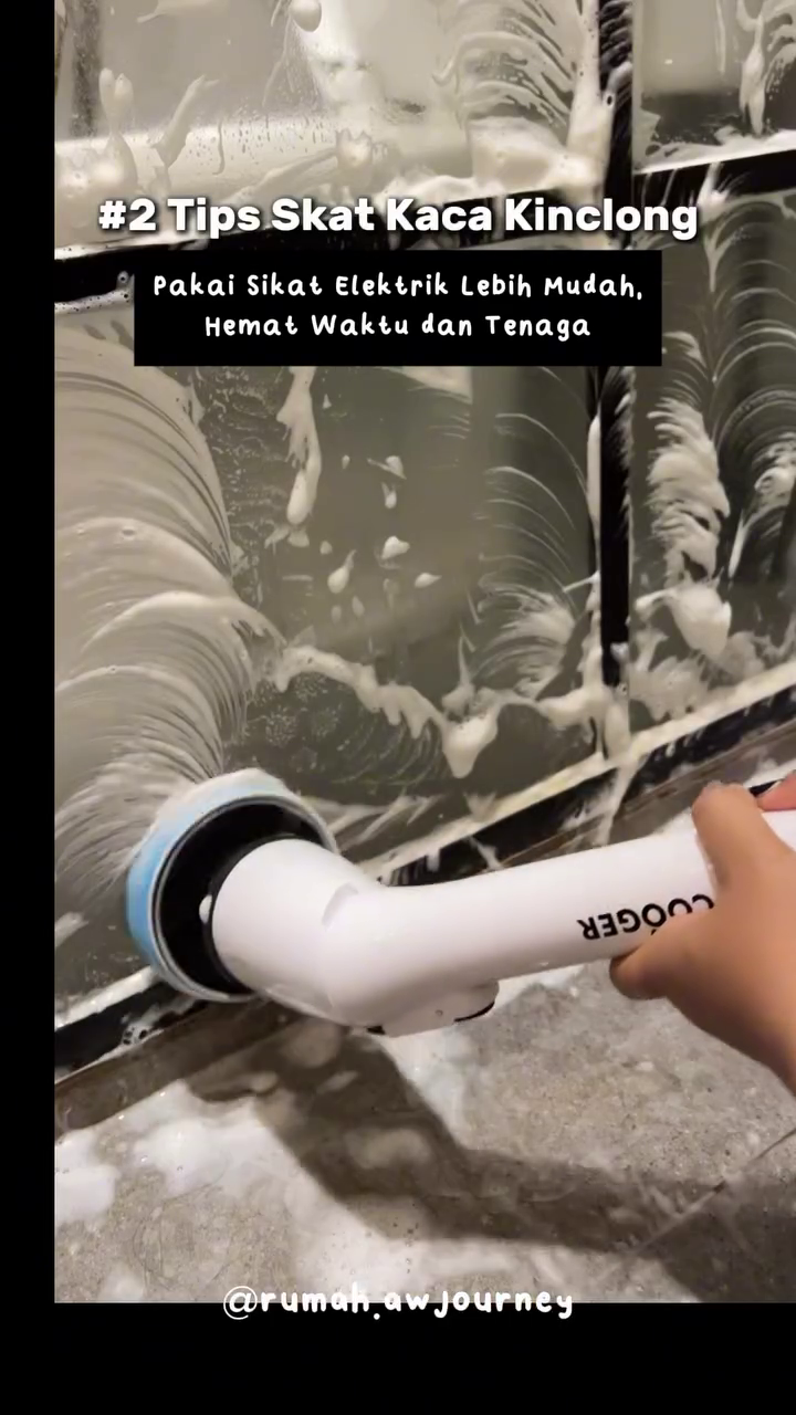 Kaca kamar mandi buram dan penuh bercak air? Begini trik membersihkannya cuma pakai 2 bahan dapur