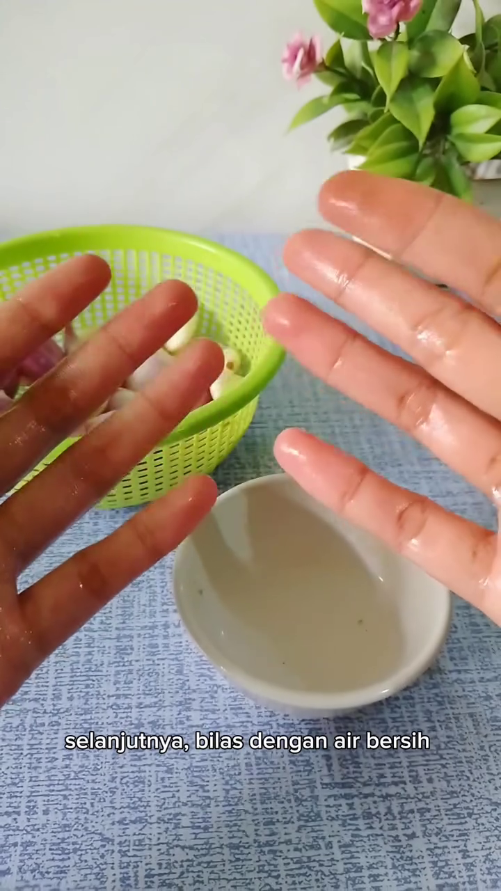 Bukan pakai sabun, begini trik efisien hilangkan bau bawang di tangan cuma dengan 2 bahan dapur