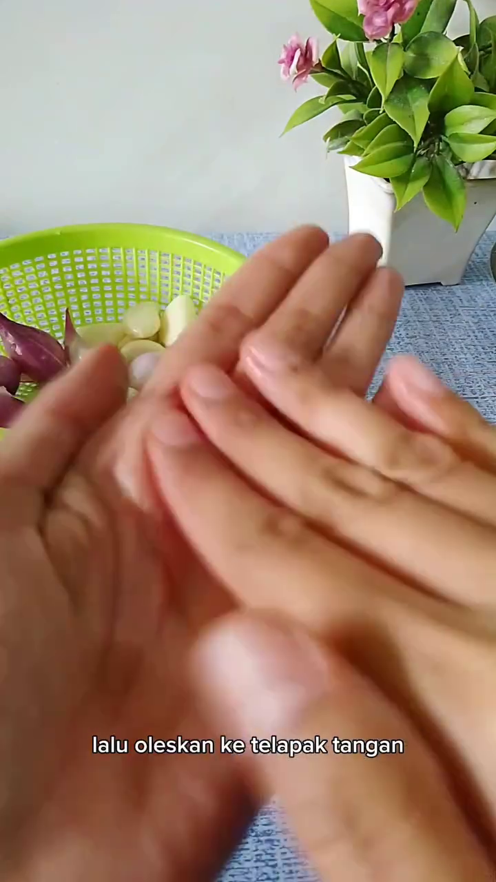 Bukan pakai sabun, begini trik efisien hilangkan bau bawang di tangan cuma dengan 2 bahan dapur