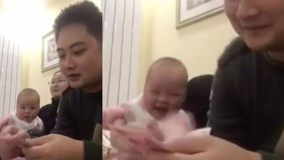 Bikin Gemes Bayi Ini Tertawa Terus Lihat Ayahnya Hitung  Uang 