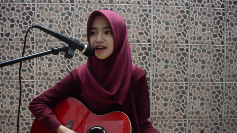 Gadis Cantik Berkrudung Merah Ini Cover "Blank Space& Gadis Cantik Berkrudung Merah Ini Cover "Blank Space&