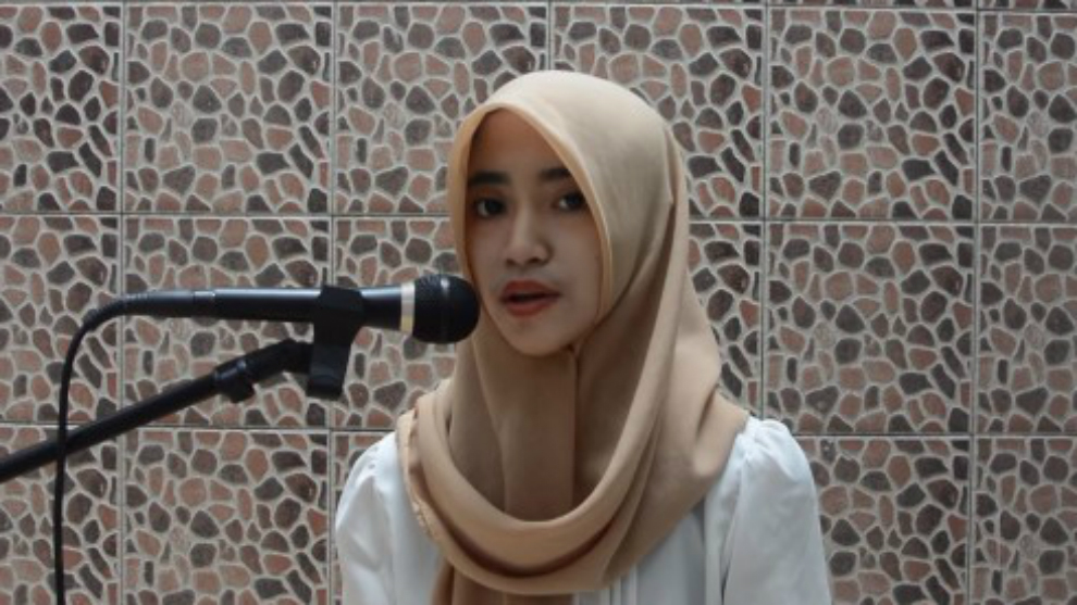 Hijaber Bersuara Merdu Ini Cover Lagu "Take A Bow&qu Hijaber Bersuara Merdu Ini Cover Lagu "Take A Bow&qu