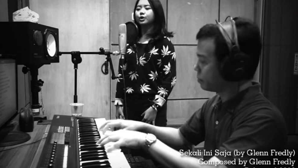 Syahdu! Medley LaguLagu Galau Indonesia Jadul Bertema