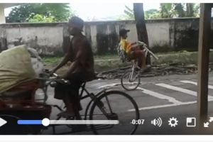 Anak ini naik sepeda tanpa roda depan di jalanan Surabaya, kocak!