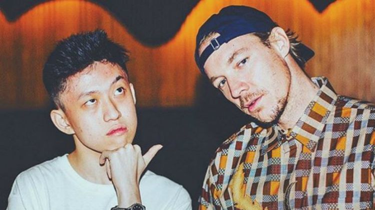 Ketika Rich Chigga Belanja Batik Bareng Diplo