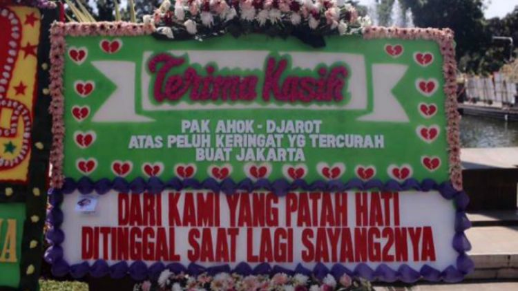 Karangan Bunga Unik dan Nyeleneh Untuk Ahok-Djarot Banjiri Balai Kota