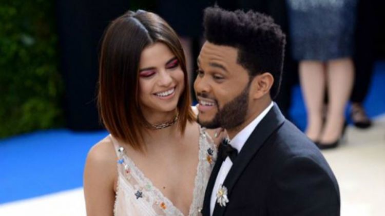 Selena Gomez Tampil Mesra Dengan The Weeknd di Met Gala 2017