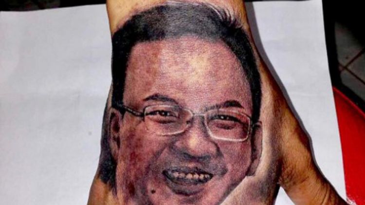 Wow! Ada Wajah Ahok Sedang Tersenyum di Tangan Young Lex