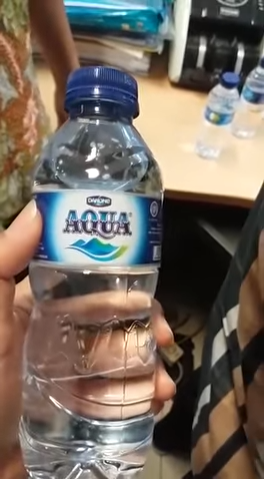 Viral Video Kejanggalan Pada Tutup Botol Aqua, Waspada