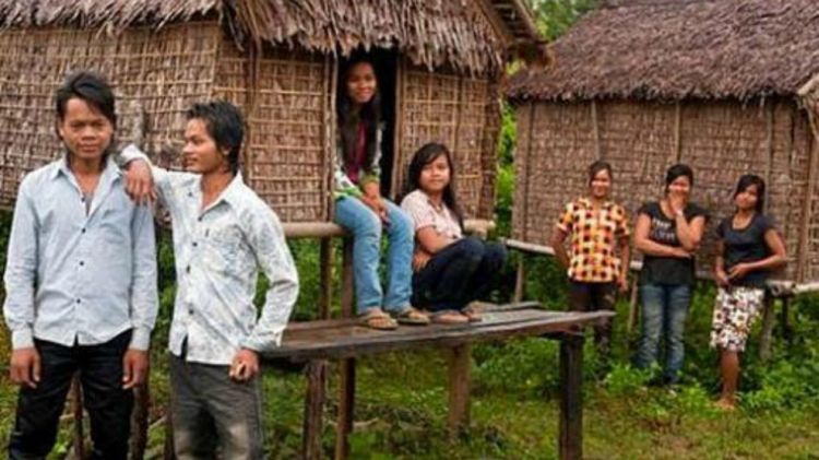 Jones Simak Nih! 5 Tradisi 'Nyeleneh' Mencari Jodoh di Dunia