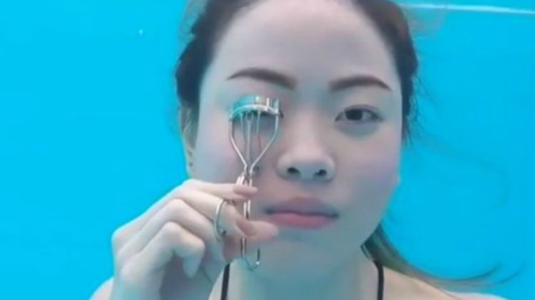 Viral! Menutup Tahun 2017 Dengan Tren Kecantikan Aneh 'Makeup Dalam Air'