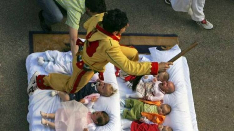 5 Ritual Bayi Paling Aneh dan Mengerikan di Dunia