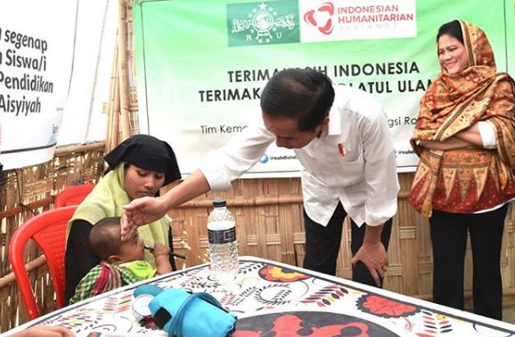 Momen Jokowi & Iriana bercengkerama sama anak-anak pengungsi Rohingya