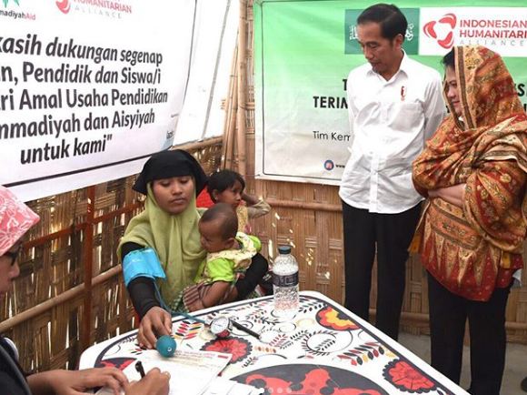 Momen Jokowi & Iriana bercengkerama sama anak-anak pengungsi Rohingya
