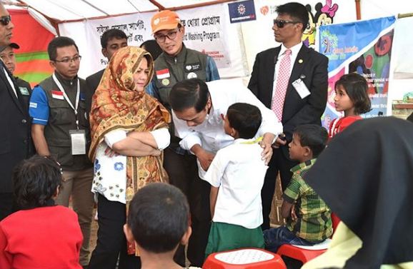 Momen Jokowi & Iriana bercengkerama sama anak-anak pengungsi Rohingya
