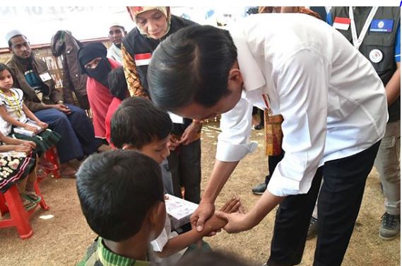 Momen Jokowi & Iriana bercengkerama sama anak-anak pengungsi Rohingya