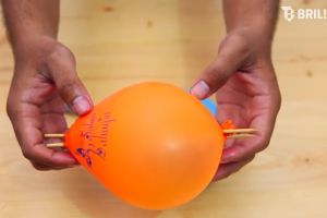 Bukan sihir, ini penjelasan balon tak meletus ditancap tusuk sate