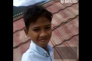 Cuma berdiri di atap rusunawa, bocah ini bahagianya ngalahin traveling