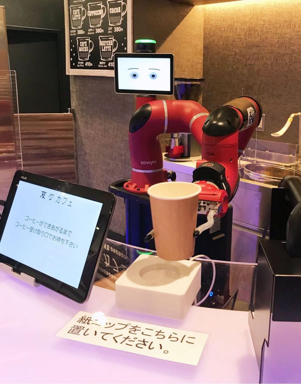 Beli kopi di kafe ini kamu bakal dilayani barista robot