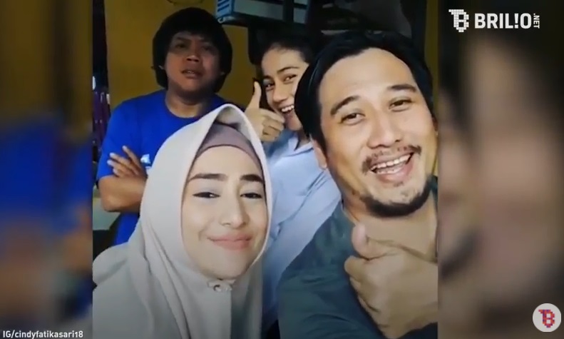 Jauh dari ingar bingar, 5 pasangan seleb ini sembunyikan pernikahannya