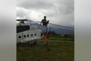 Bocah Papua ayunan di baling-baling heli mirip film Black Hawk Down