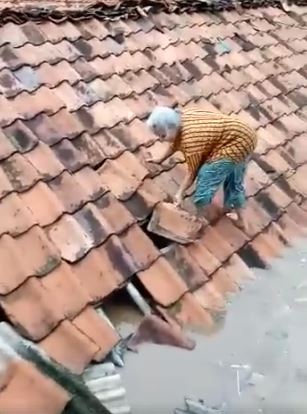 Perjuangan nenek selamatkan diri saat banjir Jakarta ini bikin iba