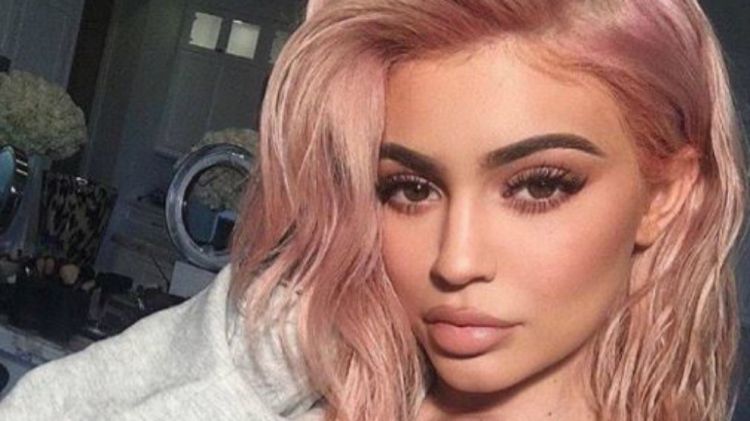 Bosen Dengan Warna Rambut Hitam? Coba Warna Pink Pastel Untuk Tampilan Beda!