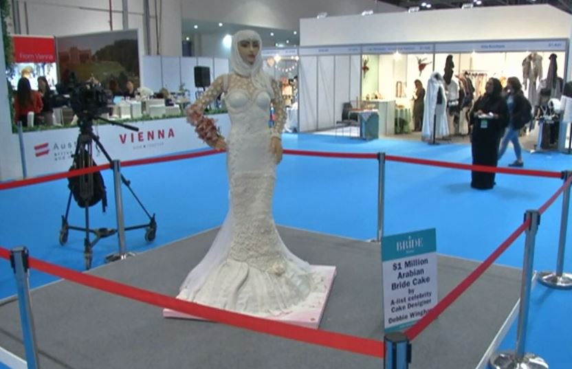 Kamu pasti akan kaget jika tahu bahan yang dipakai membuat patung ini