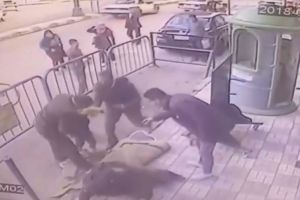 Aksi polisi selamatkan anak yang jatuh dari lantai 3 ini menegangkan