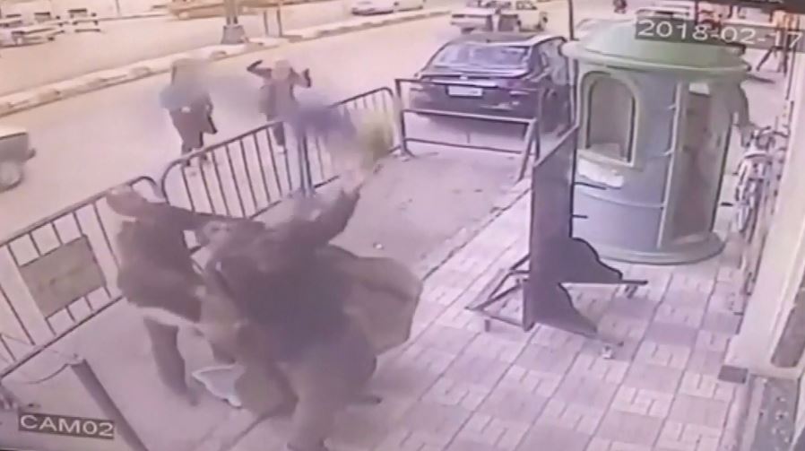 Aksi polisi selamatkan anak yang jatuh dari lantai 3 ini menegangkan