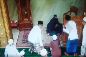 Seorang khatib jumat wafat di mimbar saat memberi khutbah