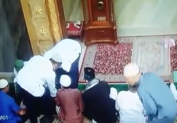 Seorang khatib jumat wafat di mimbar saat memberi khutbah