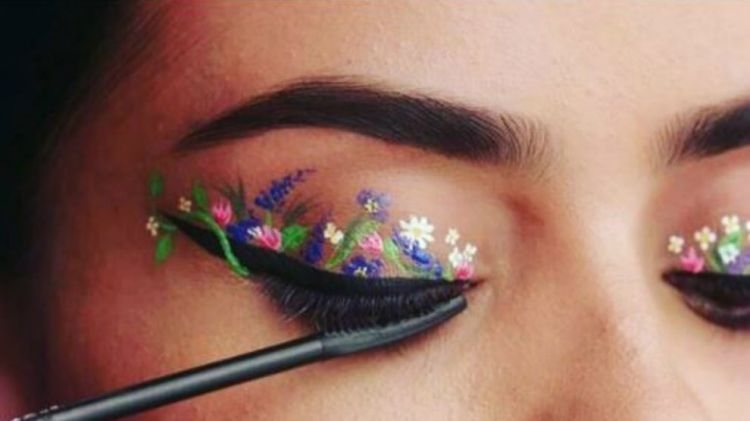 Berani Coba? Tren Kecantikan Unik Flower Eyeliner Hits Anti-Mainstream