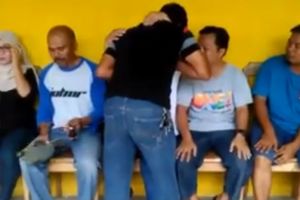 Kakak menyuapi adik-adiknya seperti waktu kecil ini bikin haru