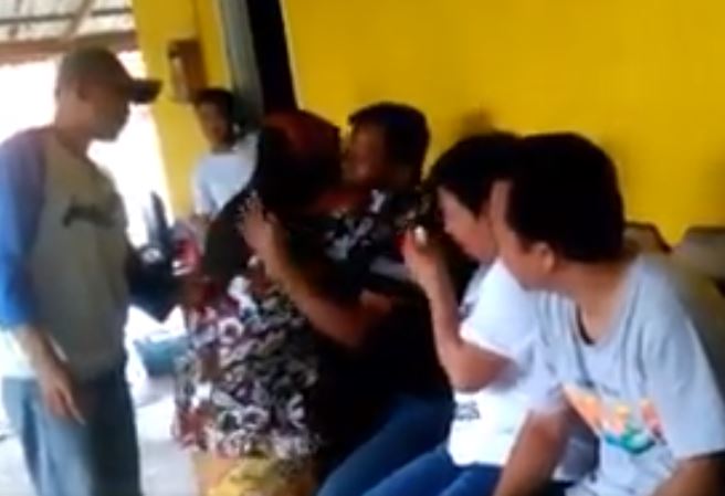 Kakak menyuapi adik-adiknya seperti waktu kecil ini bikin haru