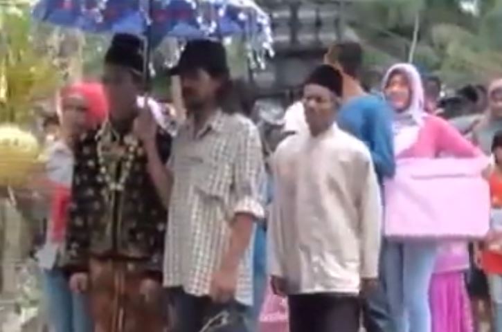 Jembatan ambrol, pengantin pria & rombongannya kecebur parit