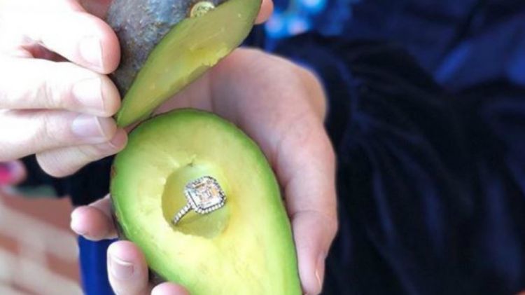 Tren Anti-Mainstream, Melamar Kekasih Menggunakan Buah Alpukat!