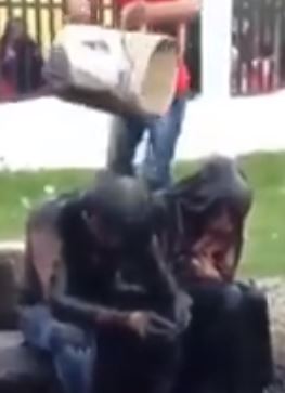 Diduga mesum, sejoli ini diguyur dengan air got