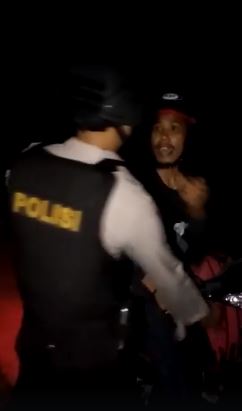 Reaksi pria saat dirazia polisi ini bikin geleng-geleng kepala