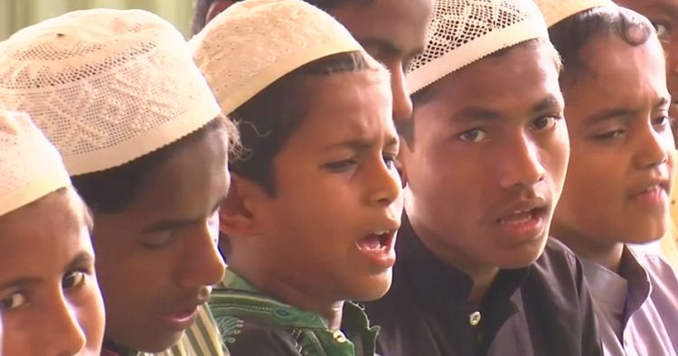  Anak  anak  yatim  Rohingya belajar Islam di tempat pengungsian