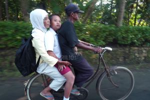 Perjuangan orangtua ngontel belasan KM demi antar jemput anak sekolah