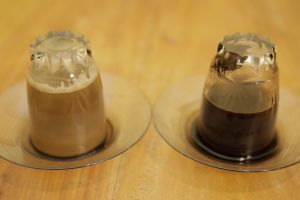 Nikmati sensasi nyeruput kopi dengan gelas terbalik