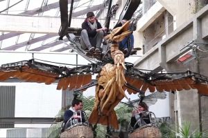 Menungungi 'bonbin robot', naik burung mesin raksasa